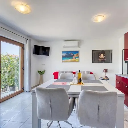 Perla - With Sea View Apartament